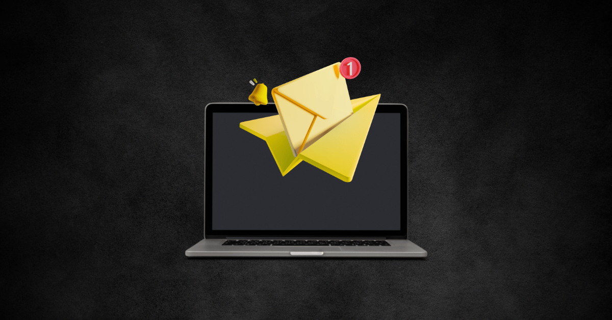 Ein Laptop mit großer, gelber animierter E-Mail über dem Bildschirm – Symbol für eine neue Nachricht.“