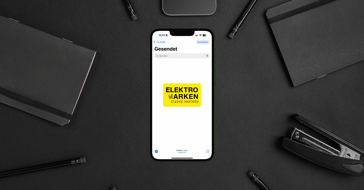 SmartPhone mit gelben Logo Elektromarken Starke Partner unter Gesendet im Email Fach mit schwarzem Hintergrund und Bürmaterial