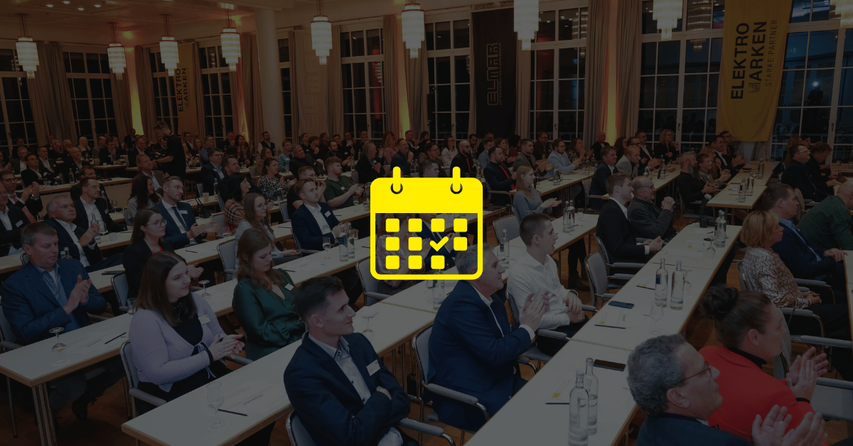Große Veranstaltung mit Publikum in einem Saal, darüber ein gelbes Kalendersymbol mit Haken.
