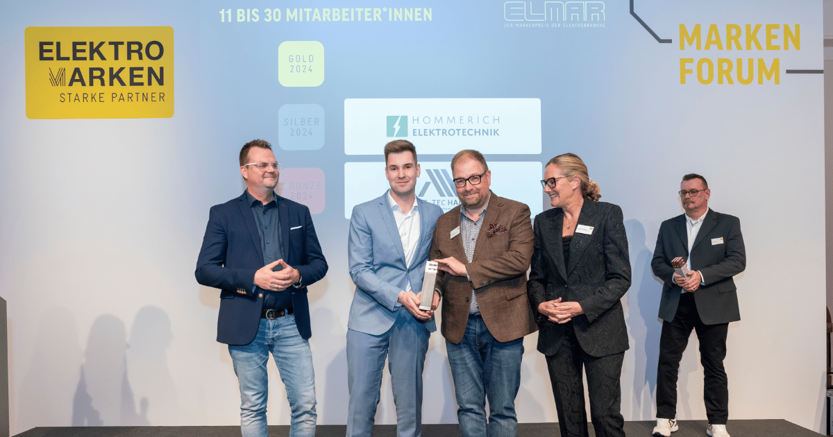 Das Team von Hommerich Elektrotechnik steht zur ELMAR-Verleihung 2024 auf der Bühne. Die Gold-Auszeichnung in der Kategorie 11 bis 30 Mitarbeitende wird überreicht.