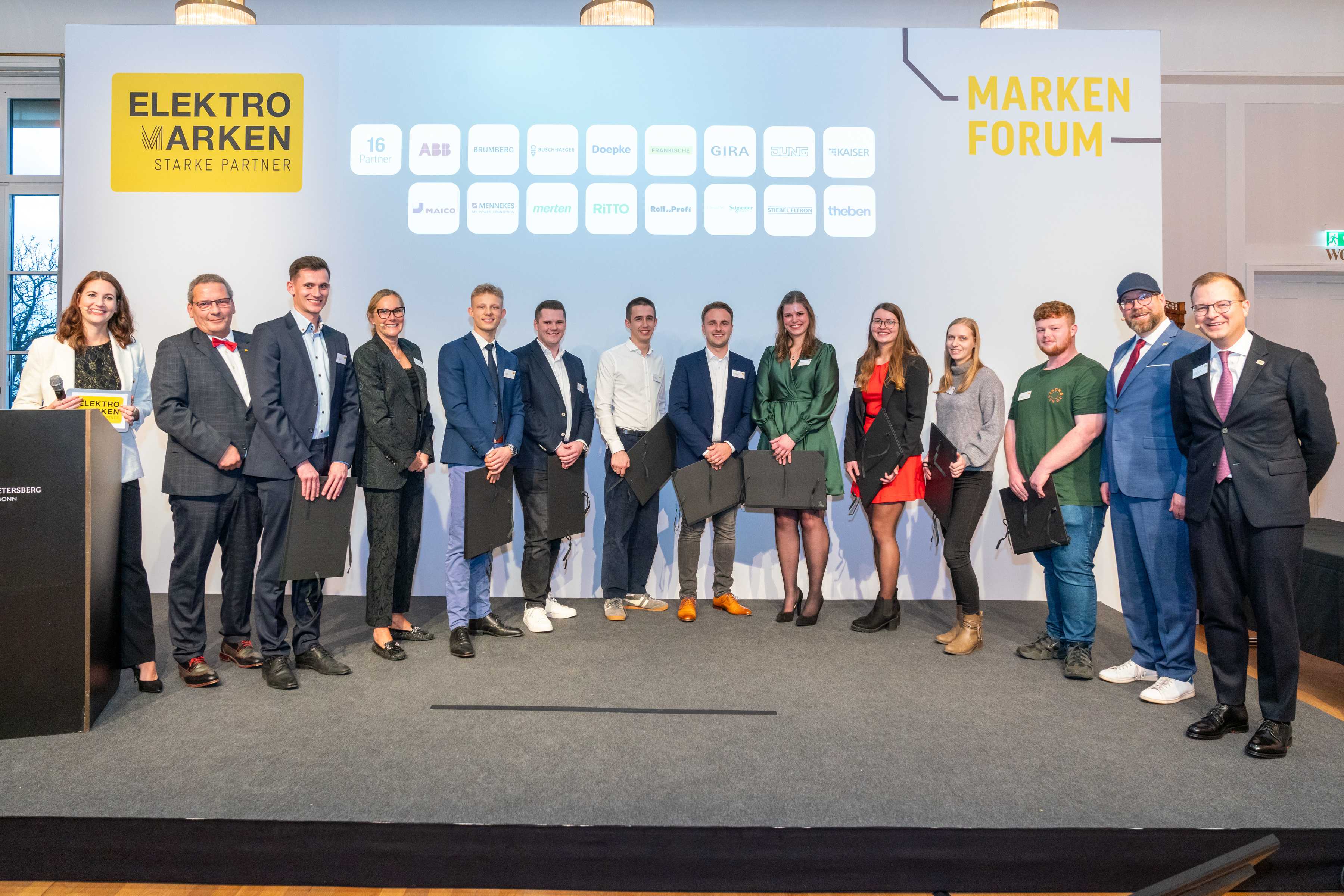 Die zehn Meisterstipendiat*innen 2024 des Vereins Elektromarken. Starke Partner. bei der feierlichen Ehrung auf der Bühne des Markenforums im Steigenberger Grandhotel auf dem Petersberg.