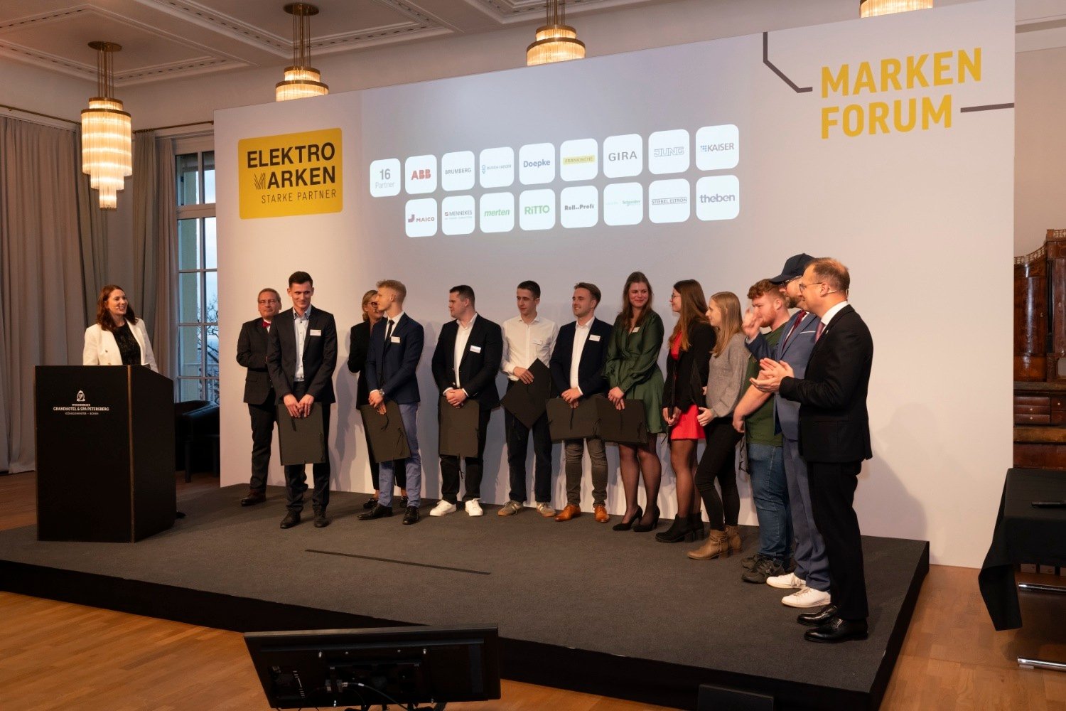 Auszeichnung der Meisterstipendiaten beim ELMAR 2024: Nachwuchs-Fachkräfte stehen auf der Bühne und nehmen ihre Urkunden entgegen.