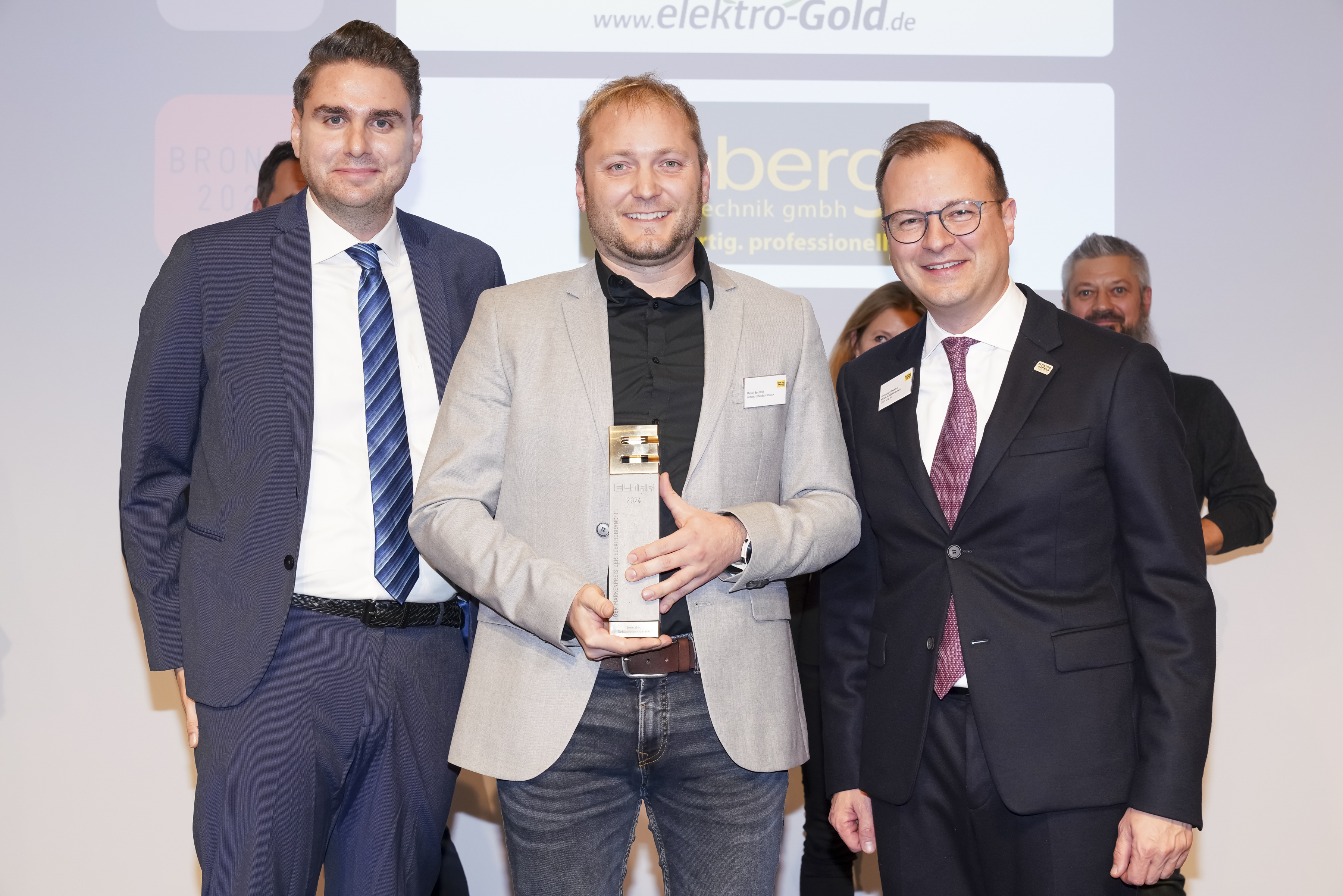 Manuel Berchtold von Bematec mit dem ELMAR 2024 in der Kategorie 1. Rechts Christoph Mennekes (ESP-Vorstand), links Prof. Dr. Pascal Bruno (Jurymitglied, ISM Frankfurt). Preisverleihung im Steigenberger Grandhotel Petersberg, Königswinter