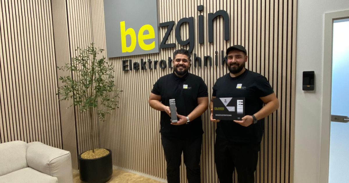 Team von bezgin Elektrotechnik bekommt den ELMAR Silber 2025 in Ihrem Betrieb überreicht vom Vorstand von Elektromarken. Starke Partner.