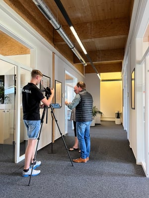 Impression von der ELMAR-Rundreise 2024: Kamerateam filmt einen Finalisten vor Ort