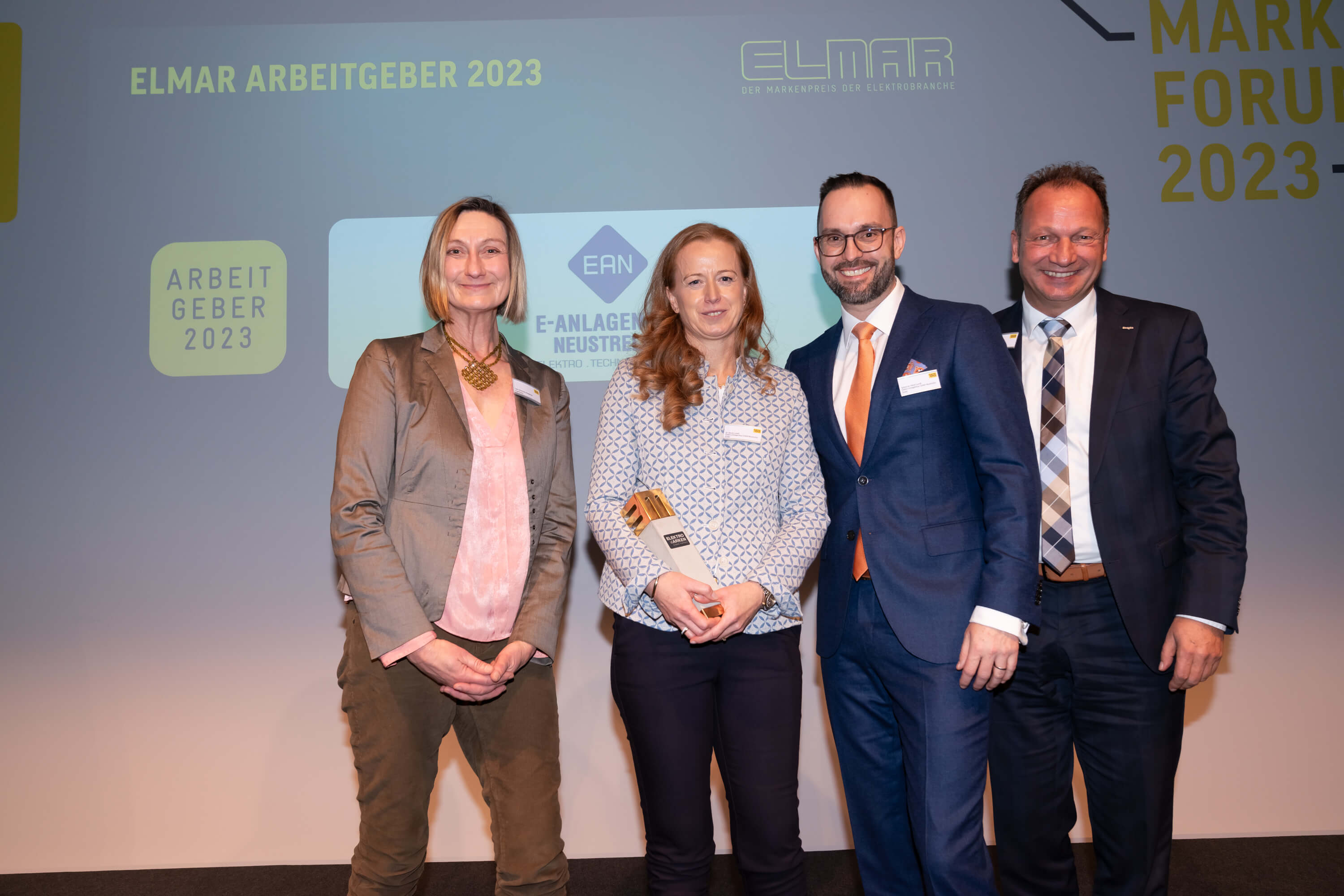 Gewinner des ELMAR Arbeitgeberpreises 2023: Das Team von E-Anlagen Neustrand nimmt stolz die Auszeichnung als bester Arbeitgeber entgegen.