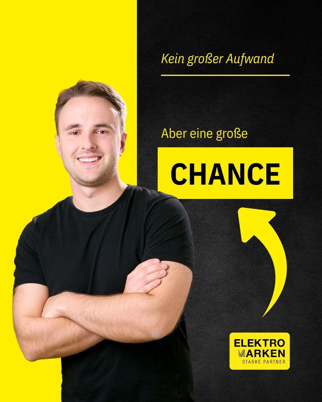 Lächelnder junger Mann mit verschränkten Armen auf gelbem Hintergrund. Daneben der Text: 