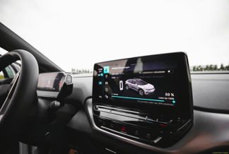 Ladeinfrastruktur - Display eines Elektroautos, welches sich im Ladevorgang befindet; Bild fotografiert von Markus Spiske