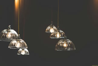 Lichttechnologie - 6 Hängeleuchten mit Glasschirm; Bild fotografiert von Pepe Nero