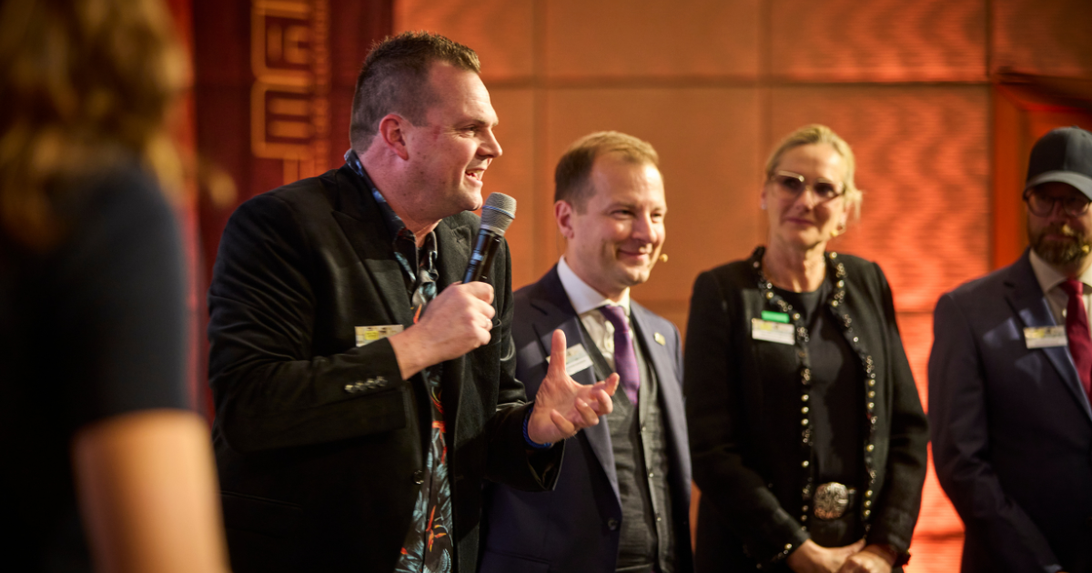 Jury Mitglied und Vorstand während der ELMAR-Preisverleihung beim Markenforum 2025.