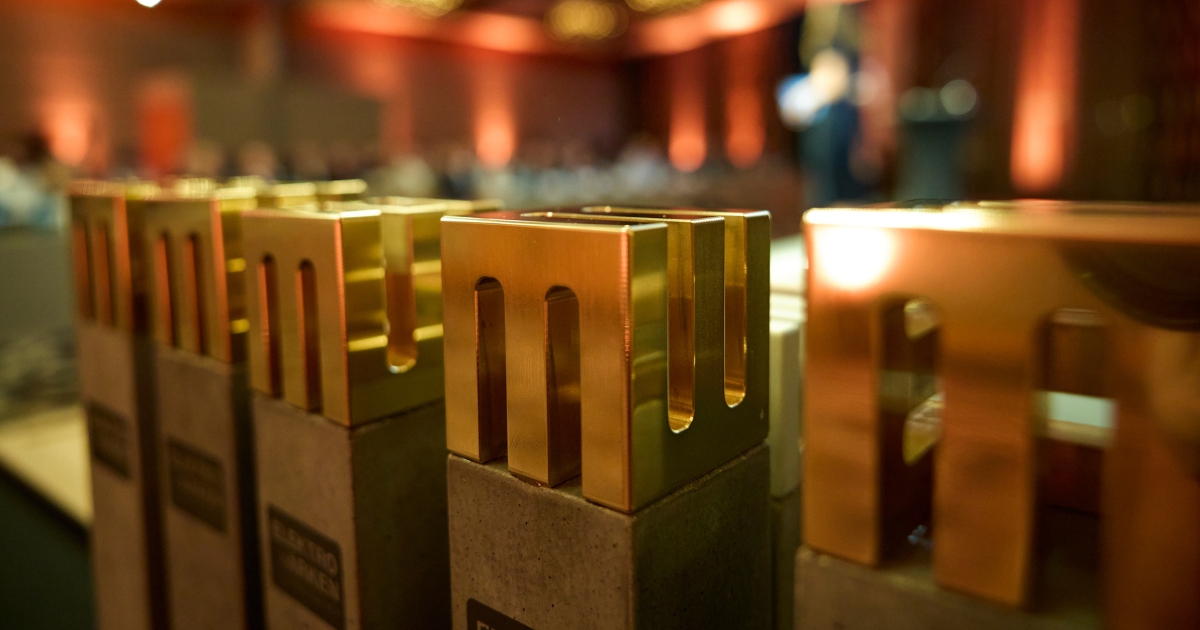 Nahaufnahme der ELMAR-Trophäen mit goldenem „E“ auf Betonsockel beim Markenforum 2025.