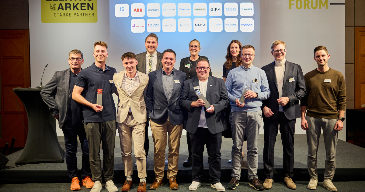 Gruppenfoto der ELMAR-Gewinner 2025 auf der Bühne des Markenforums, gemeinsam mit Vertreterinnen und Vertretern der Elektromarken.