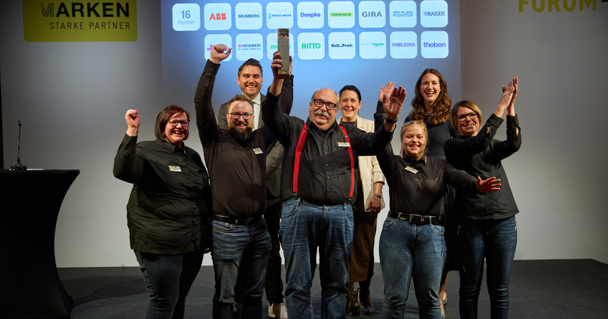 Elektro Ullmann Team erhält Arbeitgeber ELMAR- 2025 und  jubelt auf der Bühne beim Markenforum der Elektromarken. Starke Partner.