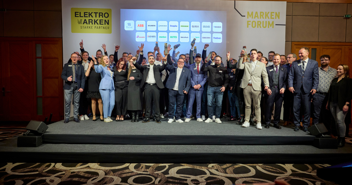 Großes Gruppenfoto aller Gewinnerinnen und Gewinner des Markenforums 2025 sowie der Meisterstipendien und ELMAR-Preise auf der Bühne der Elektromarken. Starke Partner.