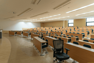 Leerer Hörsaal einer Meisterschule mit Möblierung in hellem Holz