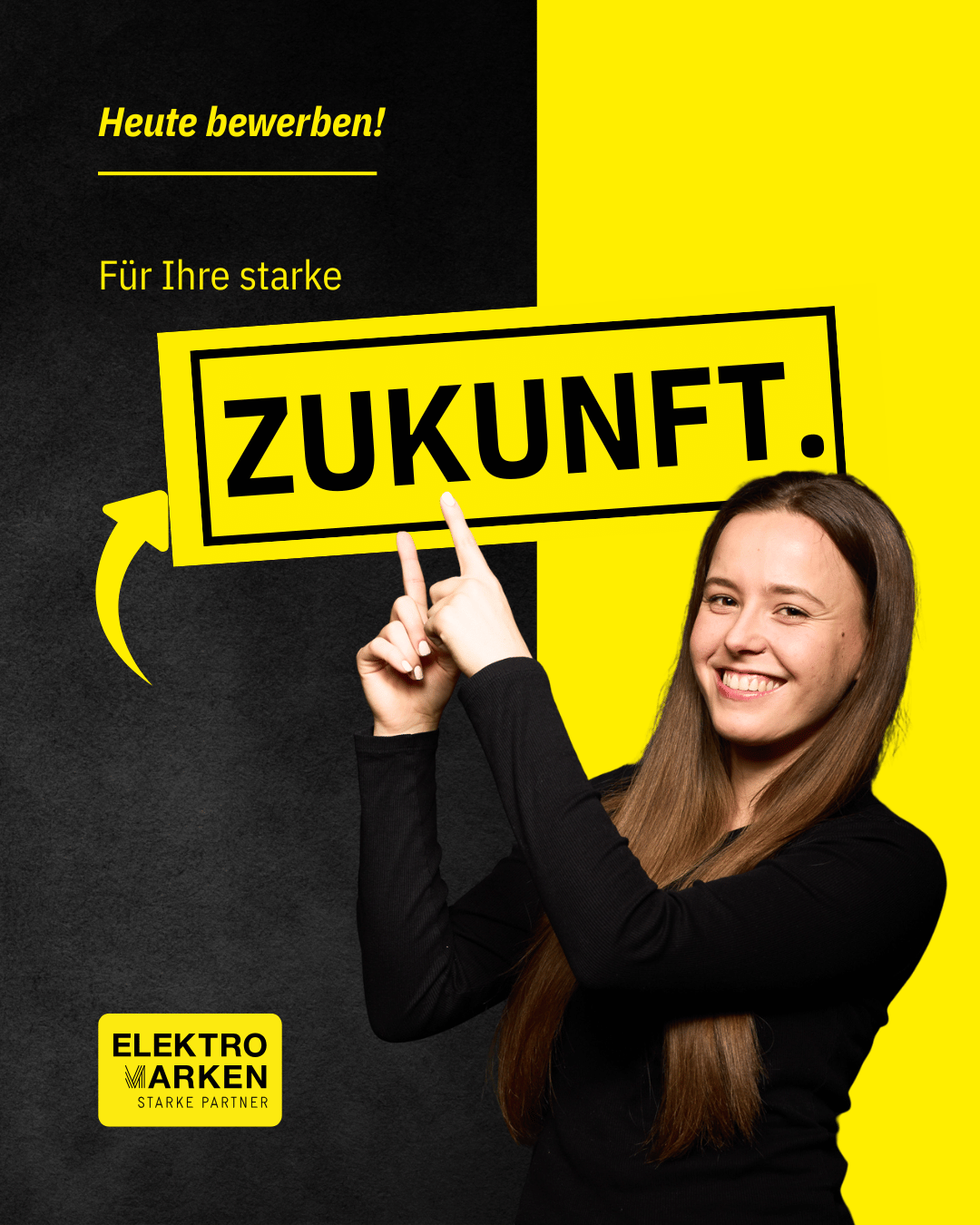 Junge Elektrogesellin zeigt lächelnd auf den Schriftzug Zukunft, Werbemotiv für das Meisterstipendium 2026 der Elektromarken. Starke Partner mit Aufruf Heute bewerben.