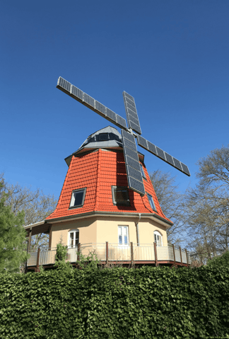 Windmühle mit Solarzellen auf den Flügeln; Bild fotografiert von David Hohl