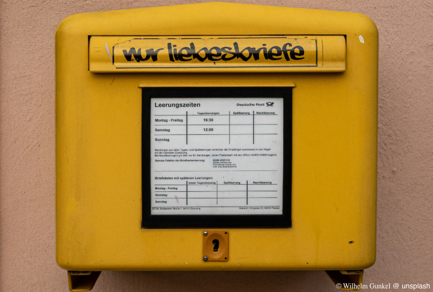 Gelber Briefkasten fotografiert von Wilhelm Gunkel