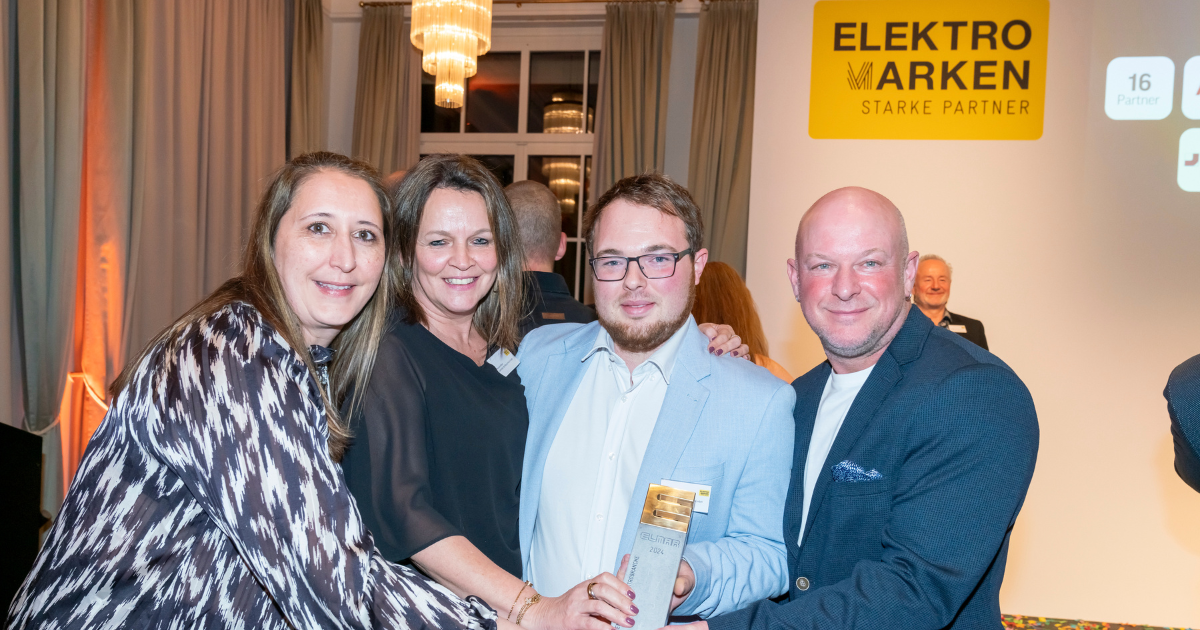 Das Team von Elektroline by Michael Karch hält stolz die ELMAR 2024-Trophäe in den Händen. Das Foto wurde bei der Preisverleihung im festlichen Rahmen des Markenforums aufgenommen.