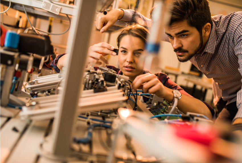 Zwei Meisterschüler arbeiten an einer komplexen Anlage