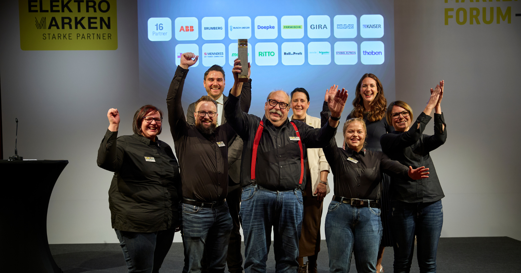 Team von Elektro Ullmann bei der Auszeichnung als Gewinner des ELMAR Arbeitgeber Awards 2025 auf dem Markenforum der Elektrobranche.