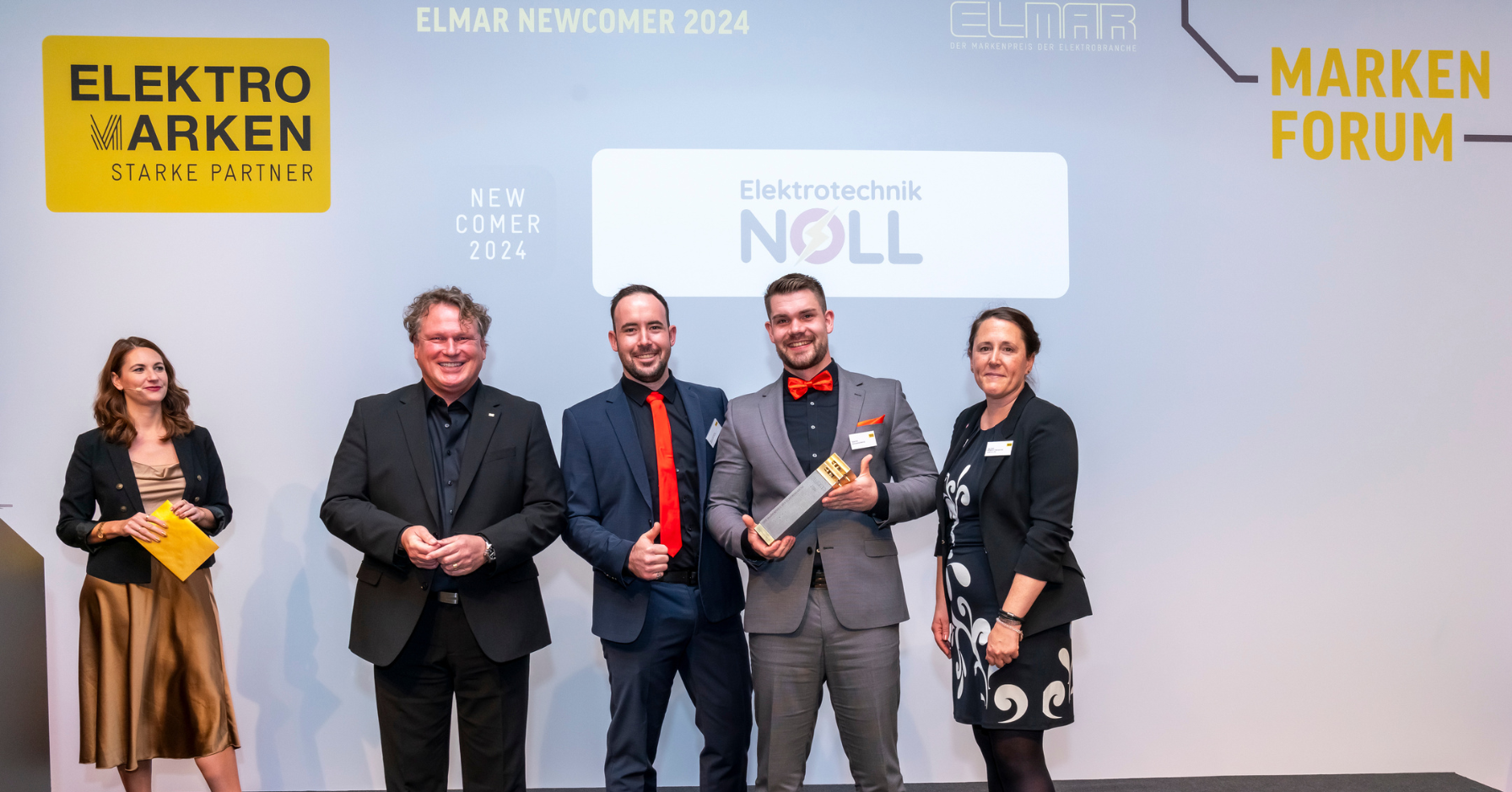 Tobias Noll und sein Team von Elektrotechnik Noll bei der feierlichen Verleihung des ELMAR Newcomer 2024 auf dem Markenforum. Die Auszeichnung würdigt ihr starkes Markenbewusstsein und ihren modernen Ansatz im Elektrohandwerk.