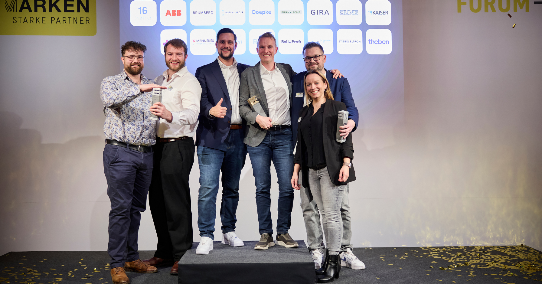 ELMAR Newcomer Finalisten 2025 auf dem Markenforum von Elektromarken. Starke Partner, in der Mitte der Gewinner LuPa Sonnenenergie, ausgezeichnet für Markenstärke und Innovation im Elektrohandwerk