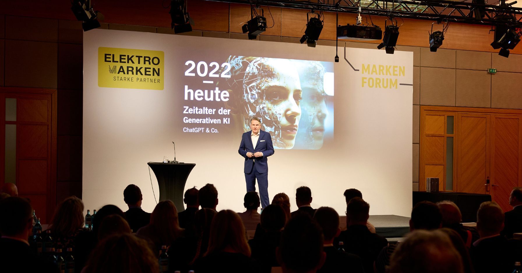 Prof. Dr. Christian Stummeyer hält seine Keynote zur generativen KI auf dem Markenforum 2025.